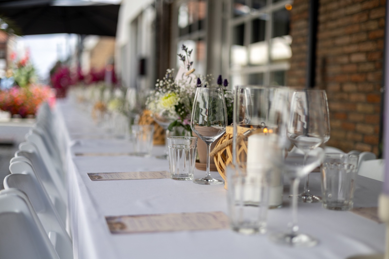 Lange tafel bij kaarslicht in de avond