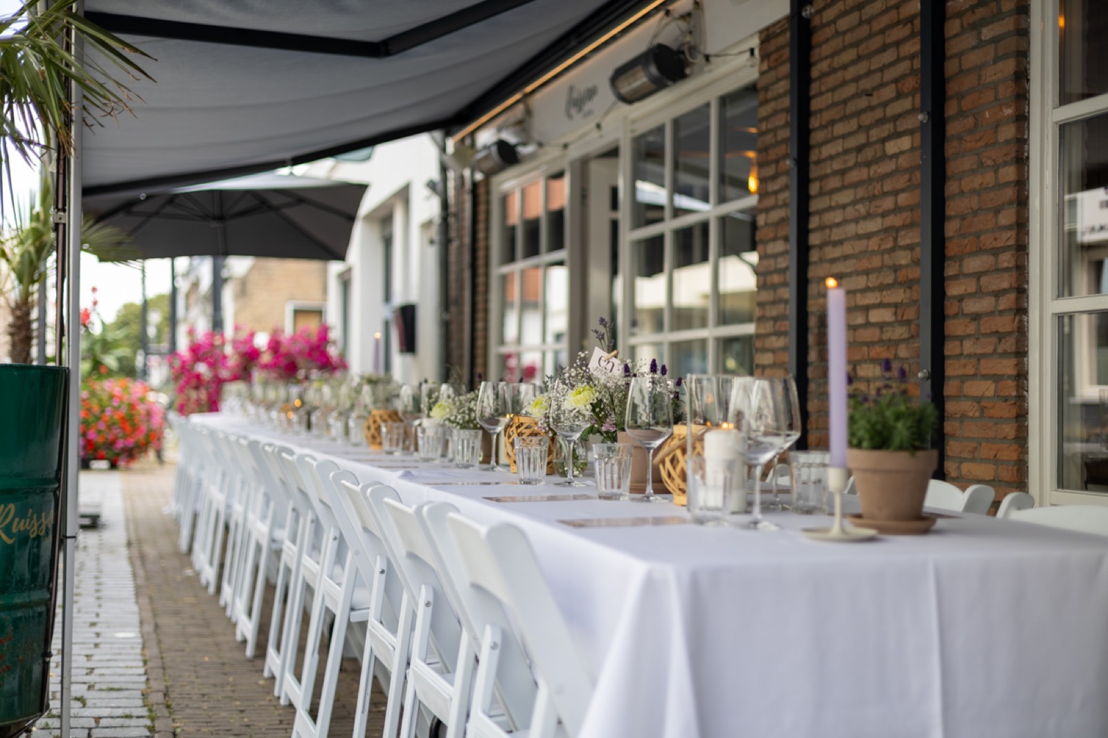 Lange gedekte tafel op het terras